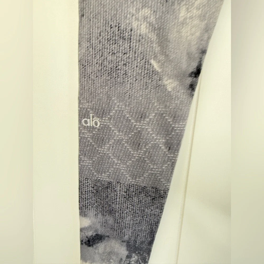 ALO Yoga stylish marble
